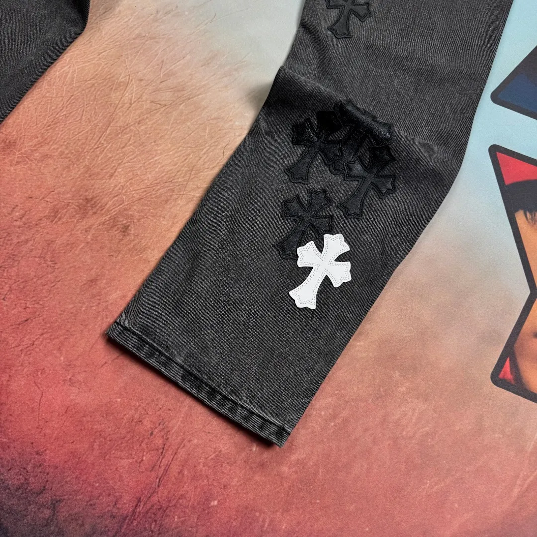 🅿️290 🔘Style No.-KL108 🔘Cro Heart𝐂𝐡𝐫𝐨𝐦𝐞 𝐇𝐞𝐚𝐫𝐭 24SS VIP customer-ordered black and white leather patchwork flame jeans* shocking debut! High-quality fabric: Selected beaded canvas fabric has undergone heavy industrial washing. It not only shows the texture of the upper body, but also is soft and skin-friendly, with excellent breathability, bringing all-day comfort. Ingenious version: The whole trousers adopt three-dimensional cutting technology, and the trousers are crisp and suitable for different body types. Gender-free design, both boys and girls can easily control it and stay at the forefront of fashion. Exquisite craftsmanship: The hardware is strictly customized according to the original version, with customized small leather labels, and every detail reveals the care. Full marks for details: the overall wiring is neat and the craftsmanship is exquisite, which not only retains the simple and elegant design style, but also highlights the quality.  Size: S M L XL XXL (28.30.32.34.36) Color: Black
